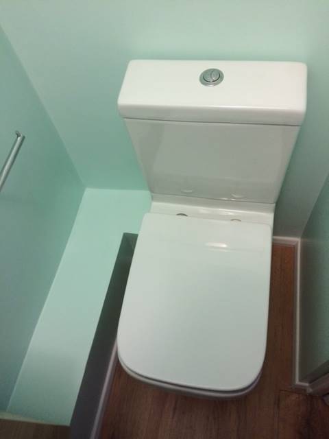 Picture showing a bathroom renovated by JR40 Plastering