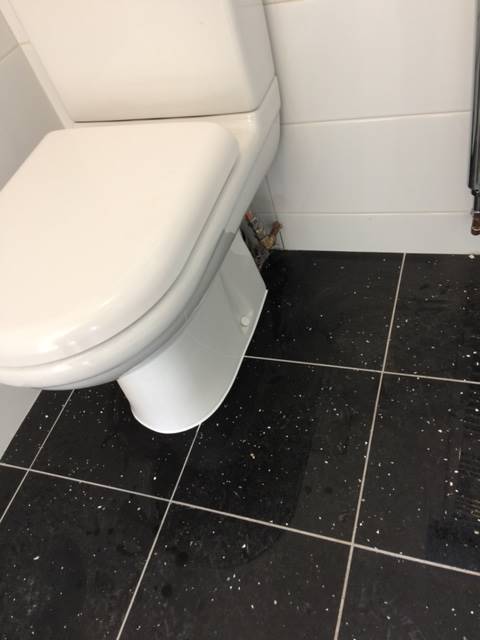 Picture of floor tiles in the bathroom installed by JR40 Plastering