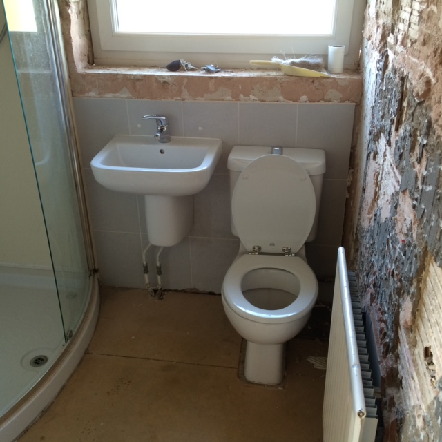 Picture of a bathroom during a plastering job